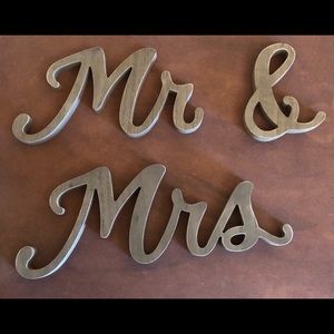 Mr and Mrs sign